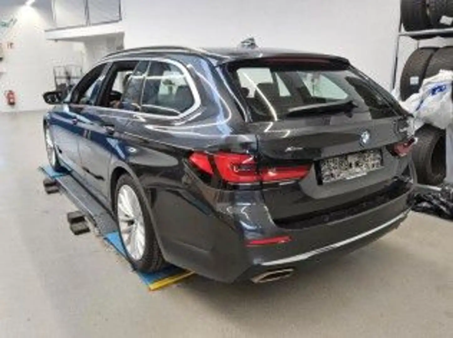 BMW 540 dxDriv/HUD/LEDer/360°/StandHz/HarmK/LuxuryLin Grau - 2