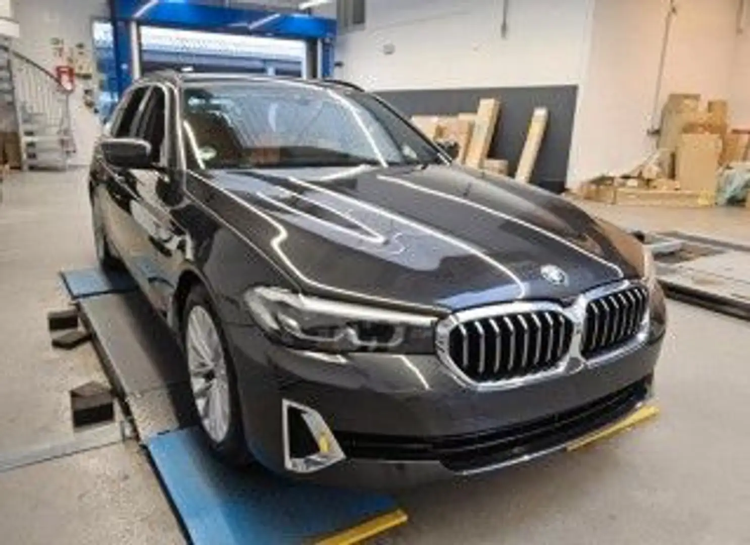 BMW 540 dxDriv/HUD/LEDer/360°/StandHz/HarmK/LuxuryLin Grau - 1