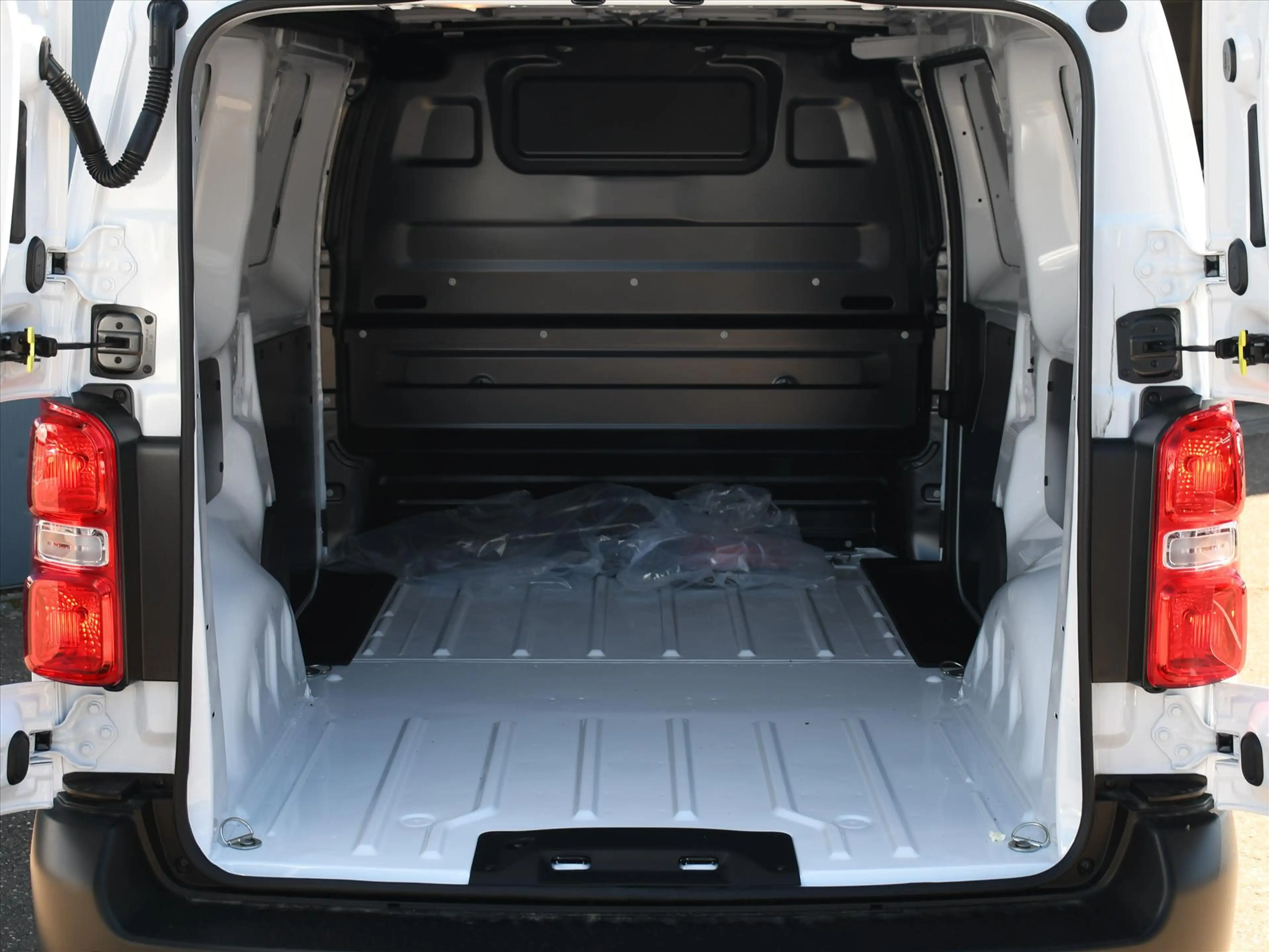Peugeot e-Expert Premium 75 kWh 136pk Automaat DAB+ RADIO | CRUISE. — photo 10