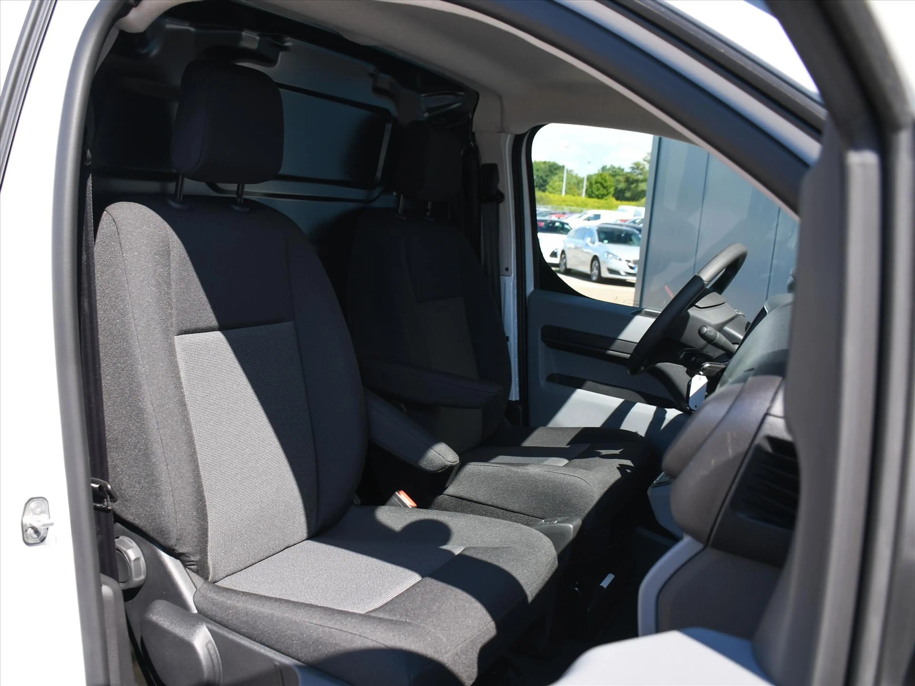 Peugeot e-Expert Premium 75 kWh 136pk Automaat DAB+ RADIO | CRUISE. — photo 8