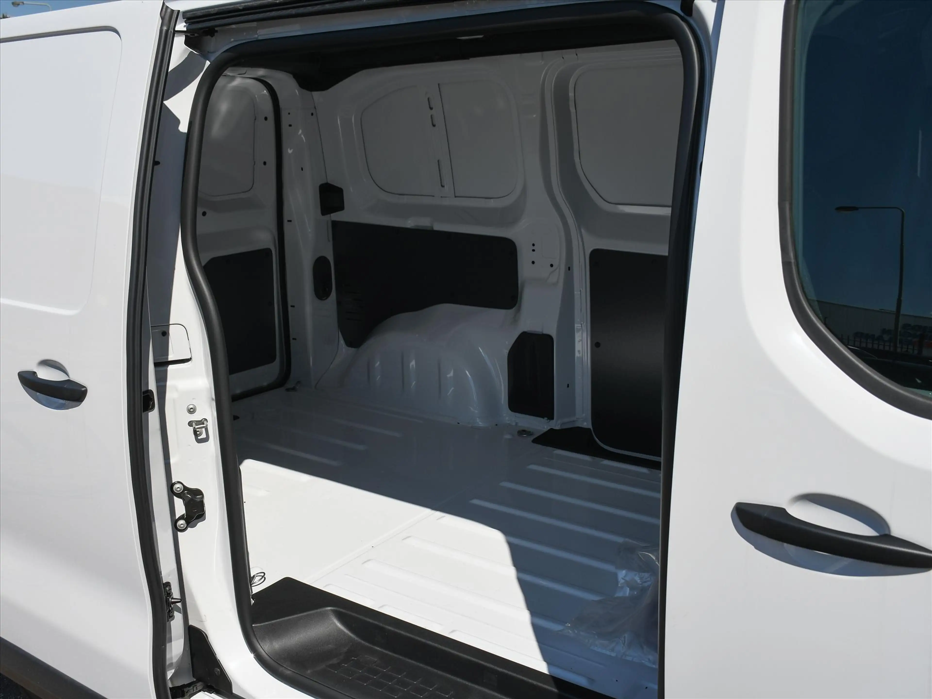 Peugeot e-Expert Premium 75 kWh 136pk Automaat DAB+ RADIO | CRUISE. — photo 9