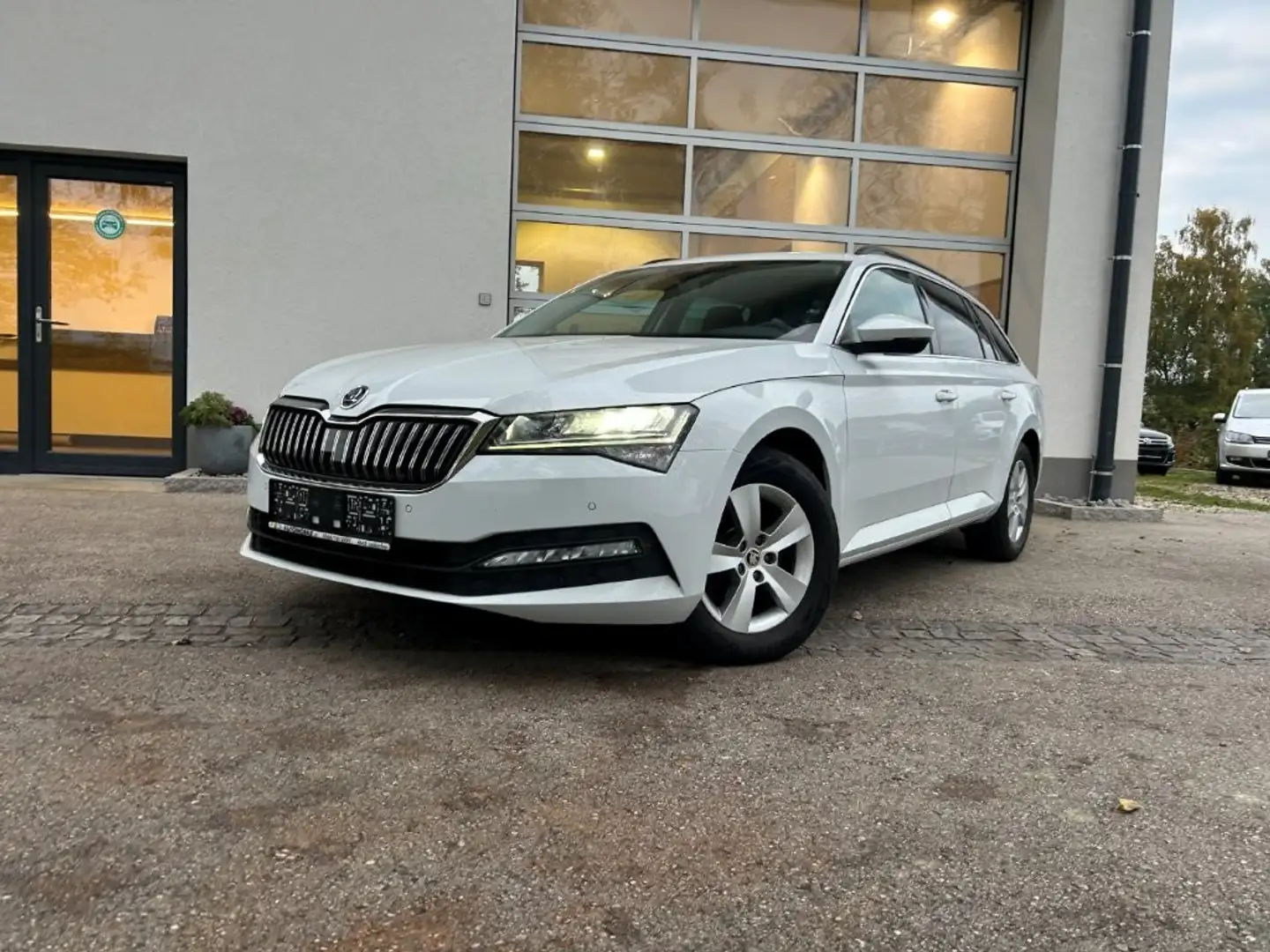 Skoda Superb Kombi 2,0 TDI*DSG*NAVI*LED*ACC******* Weiß - 2