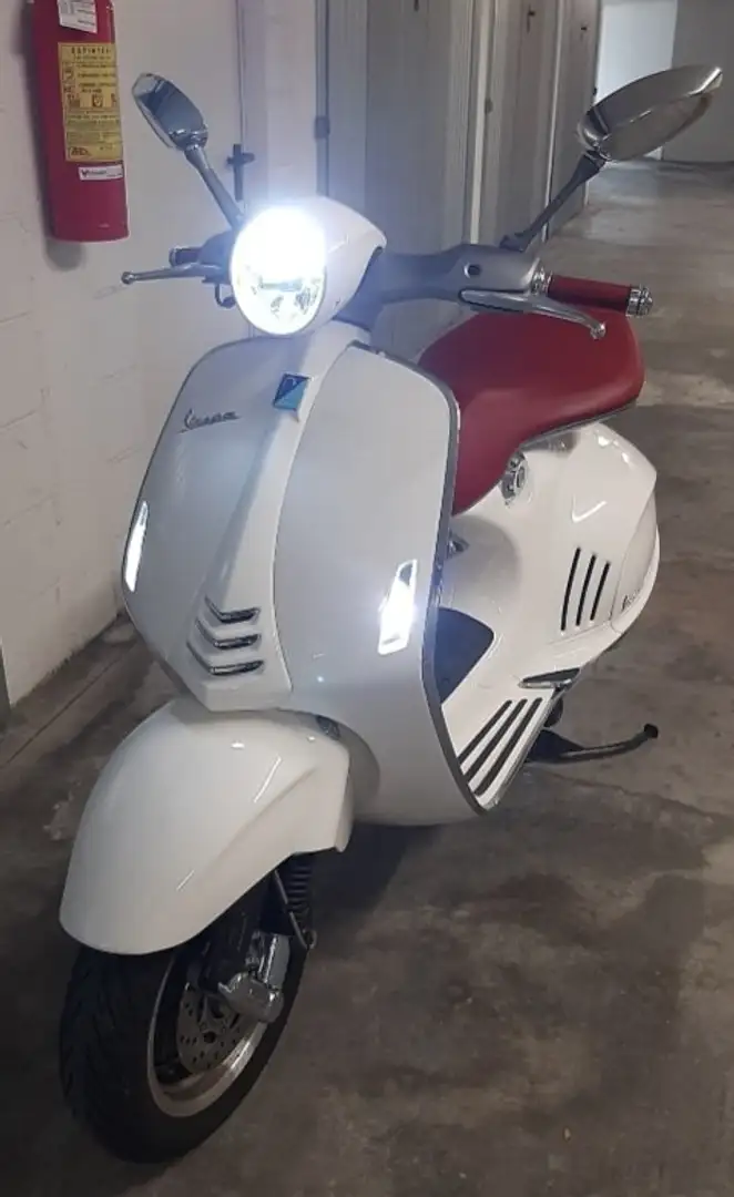 Vespa 946 Ricordo italiano bijela - 1