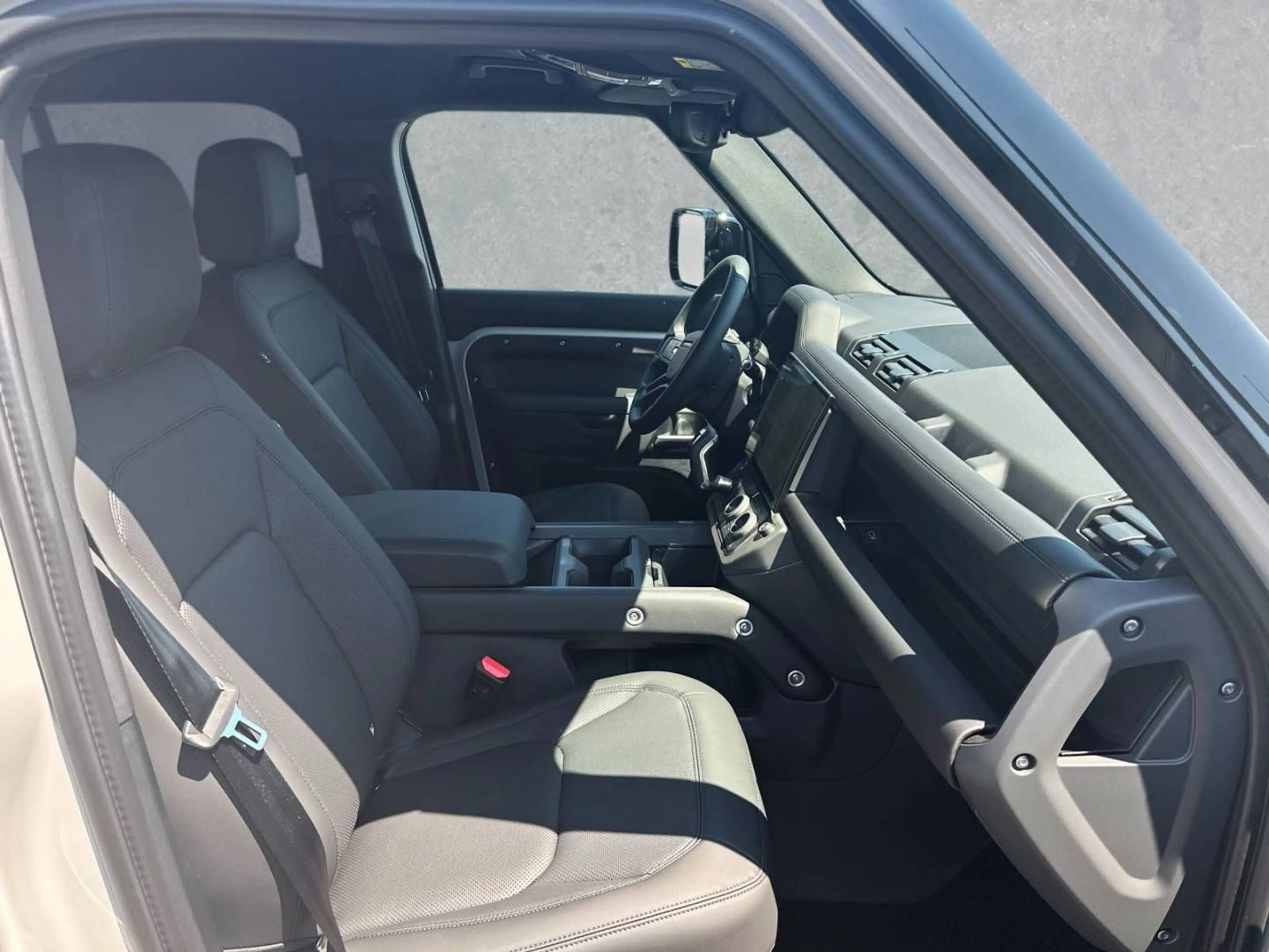 Land Rover Defender 110 D250 X-Dynamic SE — photo 3