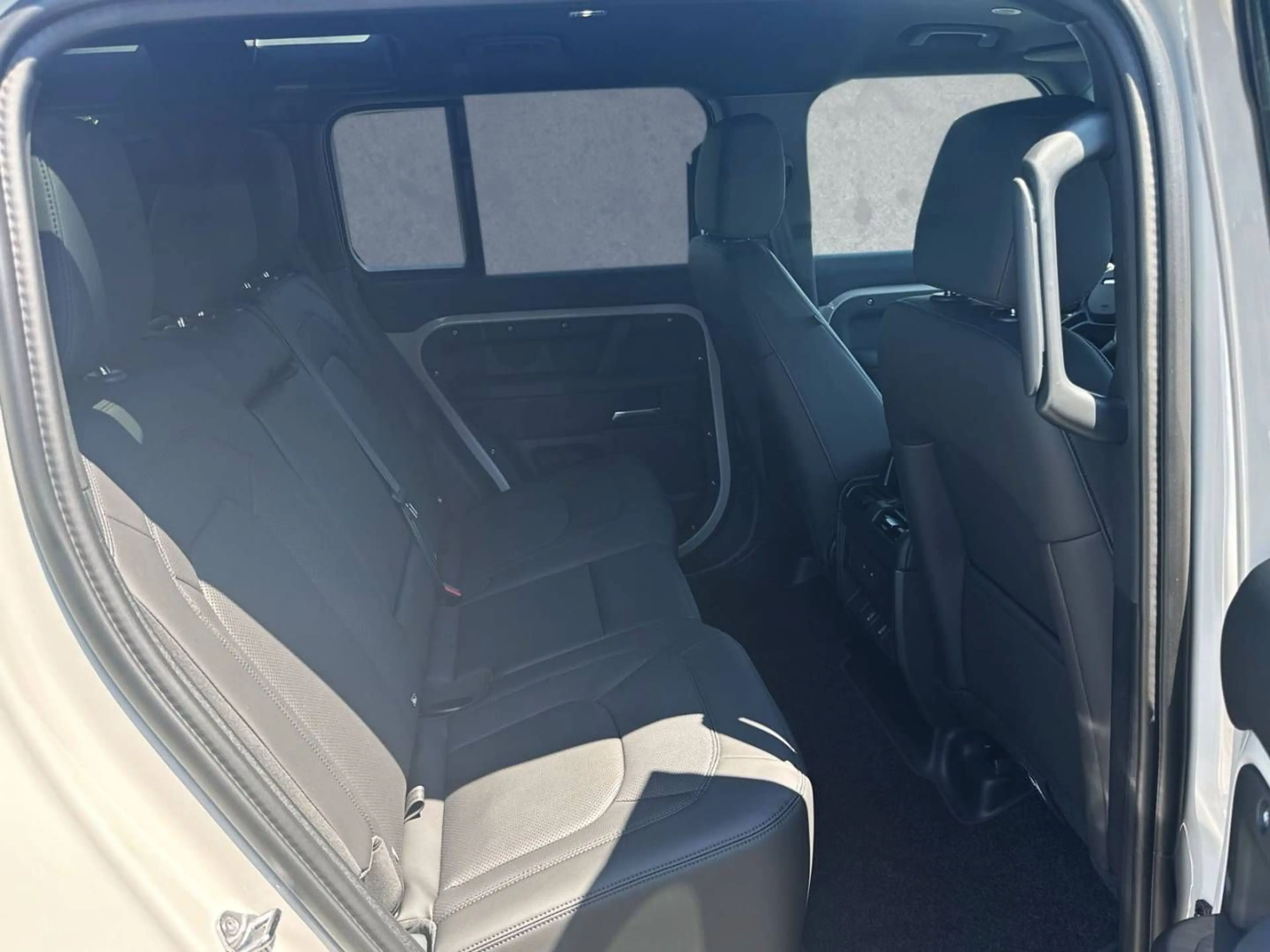 Land Rover Defender 110 D250 X-Dynamic SE — photo 5