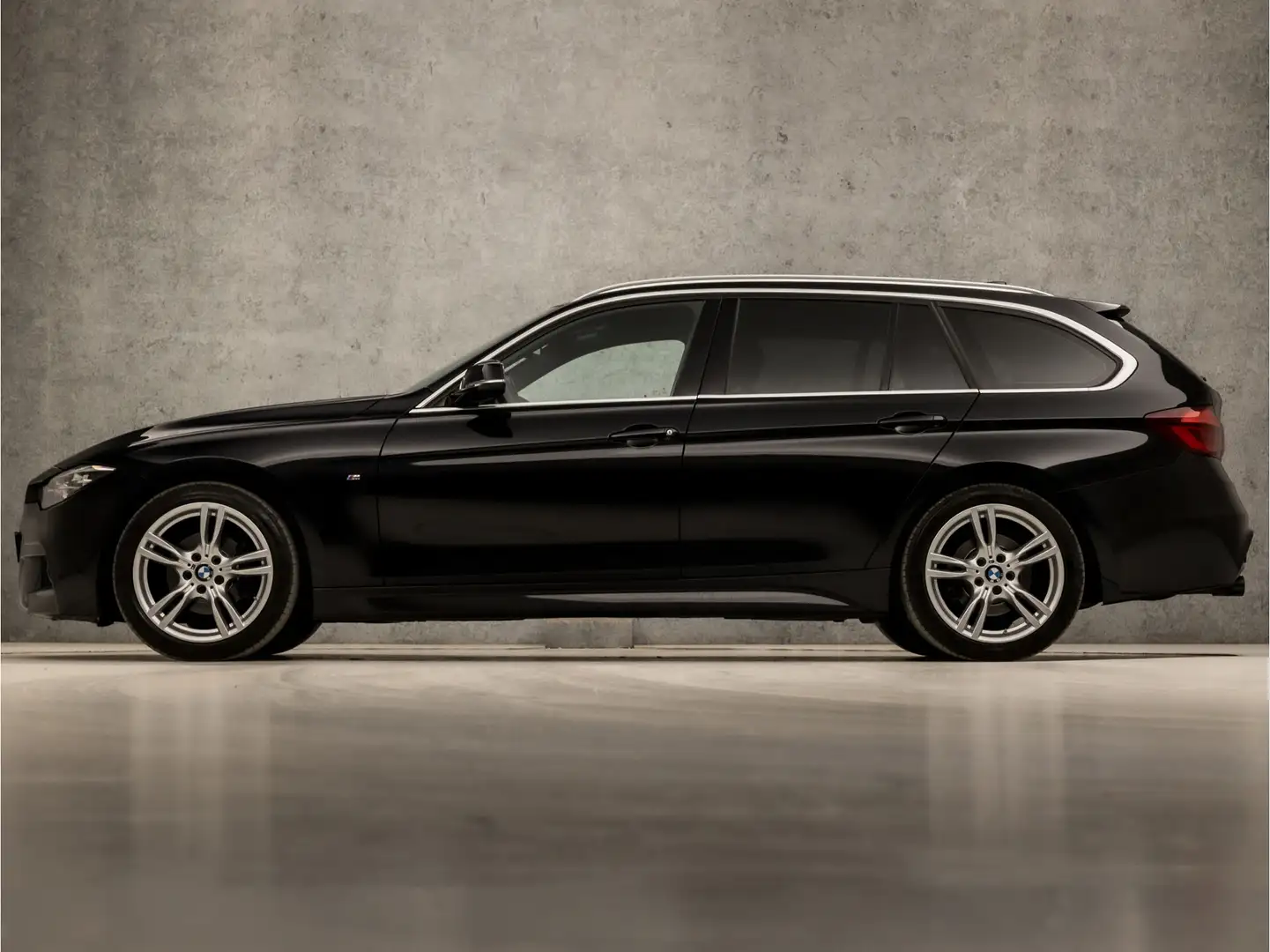 BMW 318 3-serie Touring 318i M Sport Automaat (DRAADLOOS A Zwart - 2