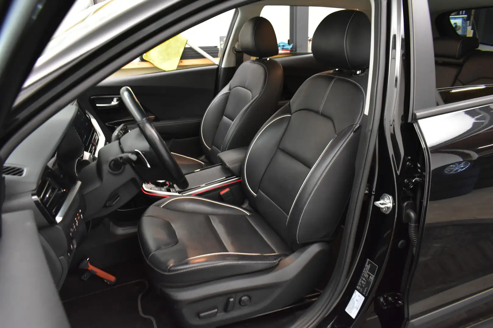 Kia e-Niro ExecutiveLine 64 kWh Trekhaak Wamtepomp SOH 100% V Schwarz - 2
