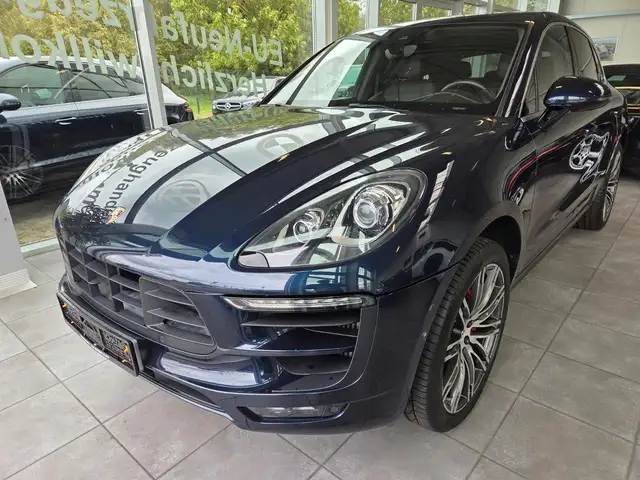 Porsche Macan view 3