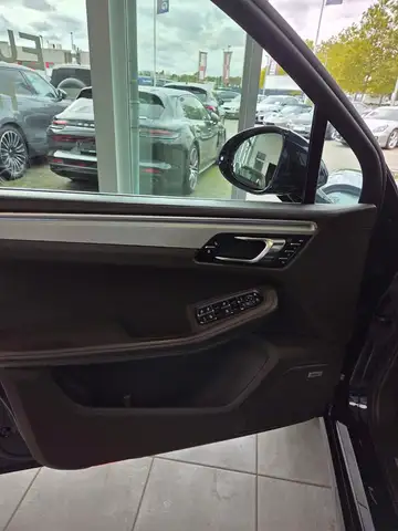 Porsche Macan view 14