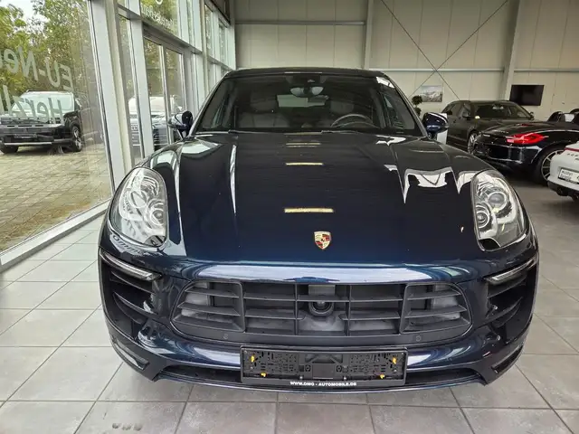 Porsche Macan view 4
