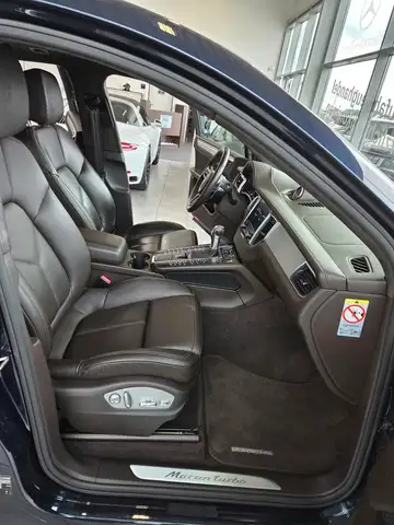 Porsche Macan view 9