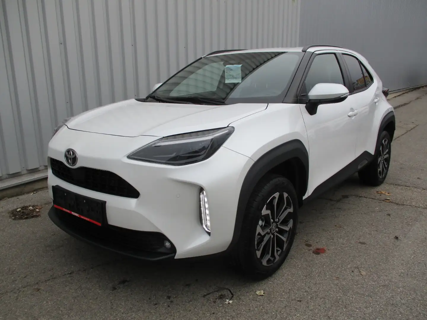 Toyota Yaris Cross 1.5 VVT-i Hybrid Active Drive Aut. Weiß - 2