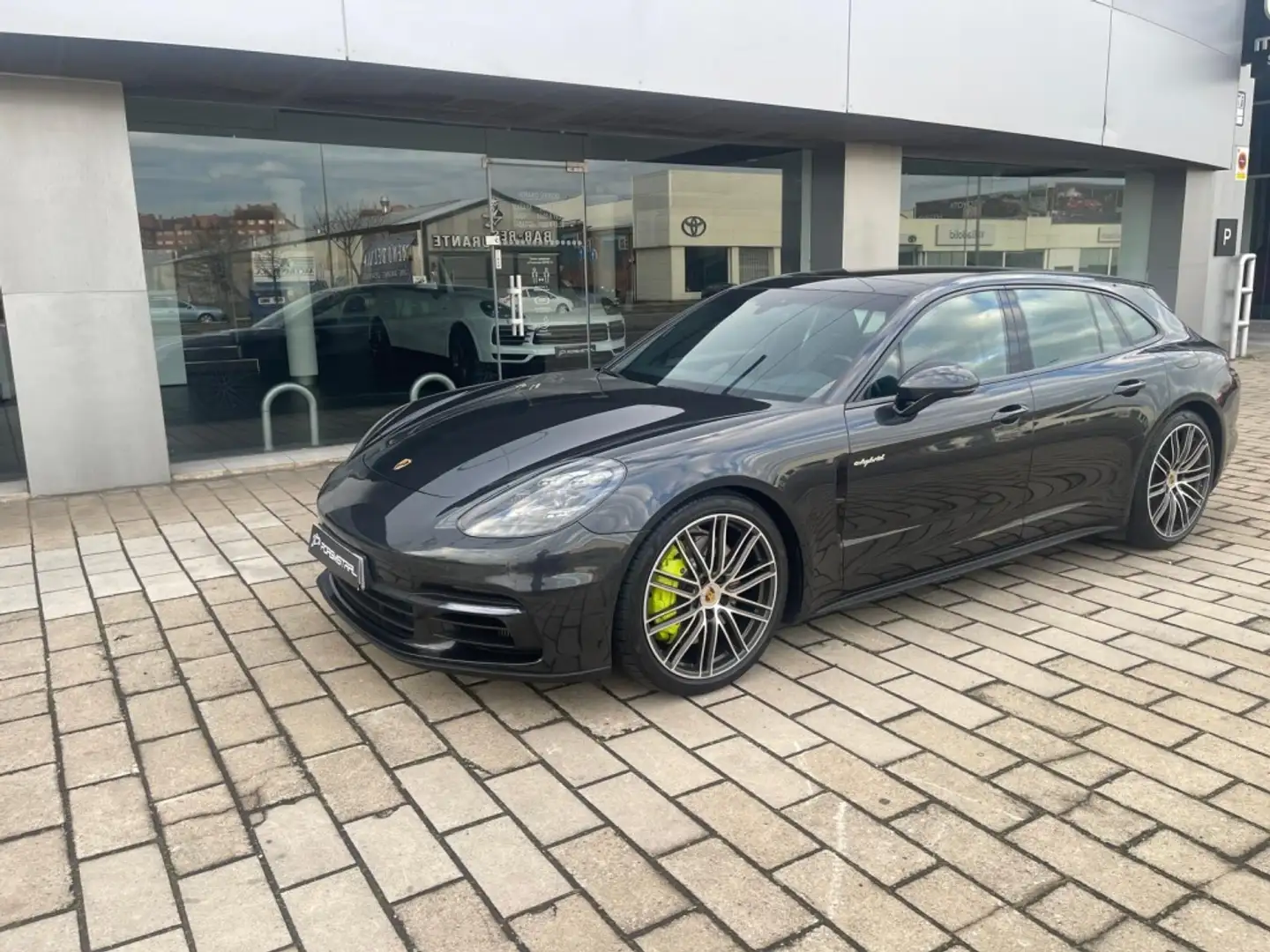 Porsche Panamera 4 e-Hybrid Sport Turismo Grijs - 1
