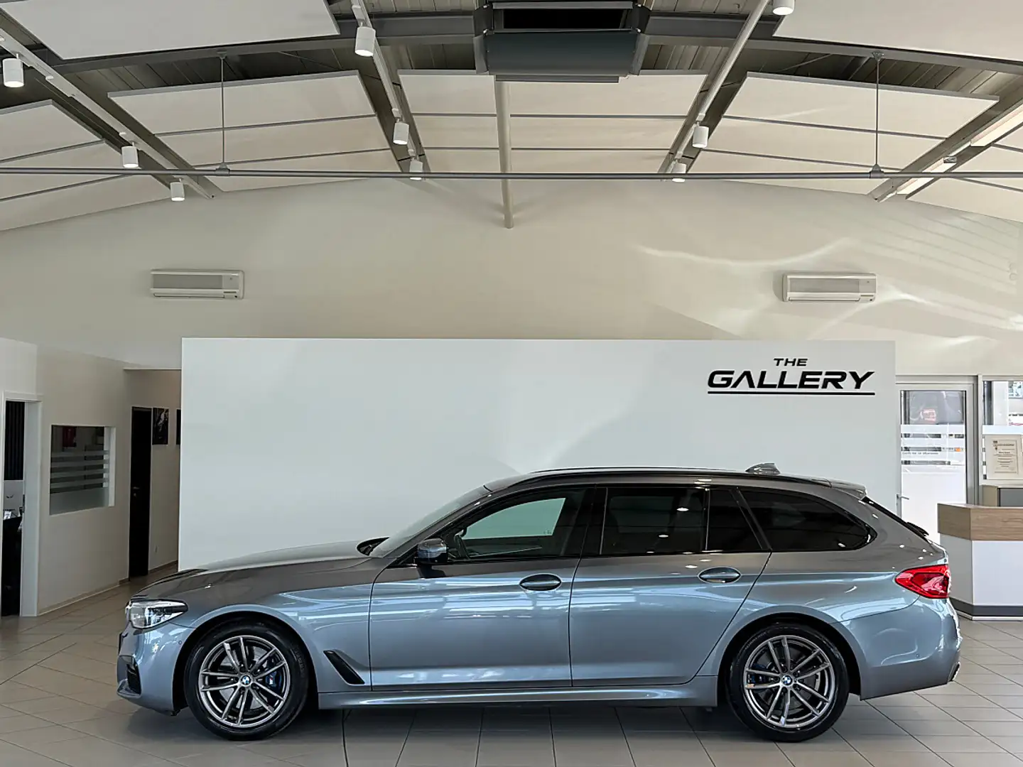 BMW 530 d Touring Aut.*M-Sport*LED*AHK*360° Grau - 1