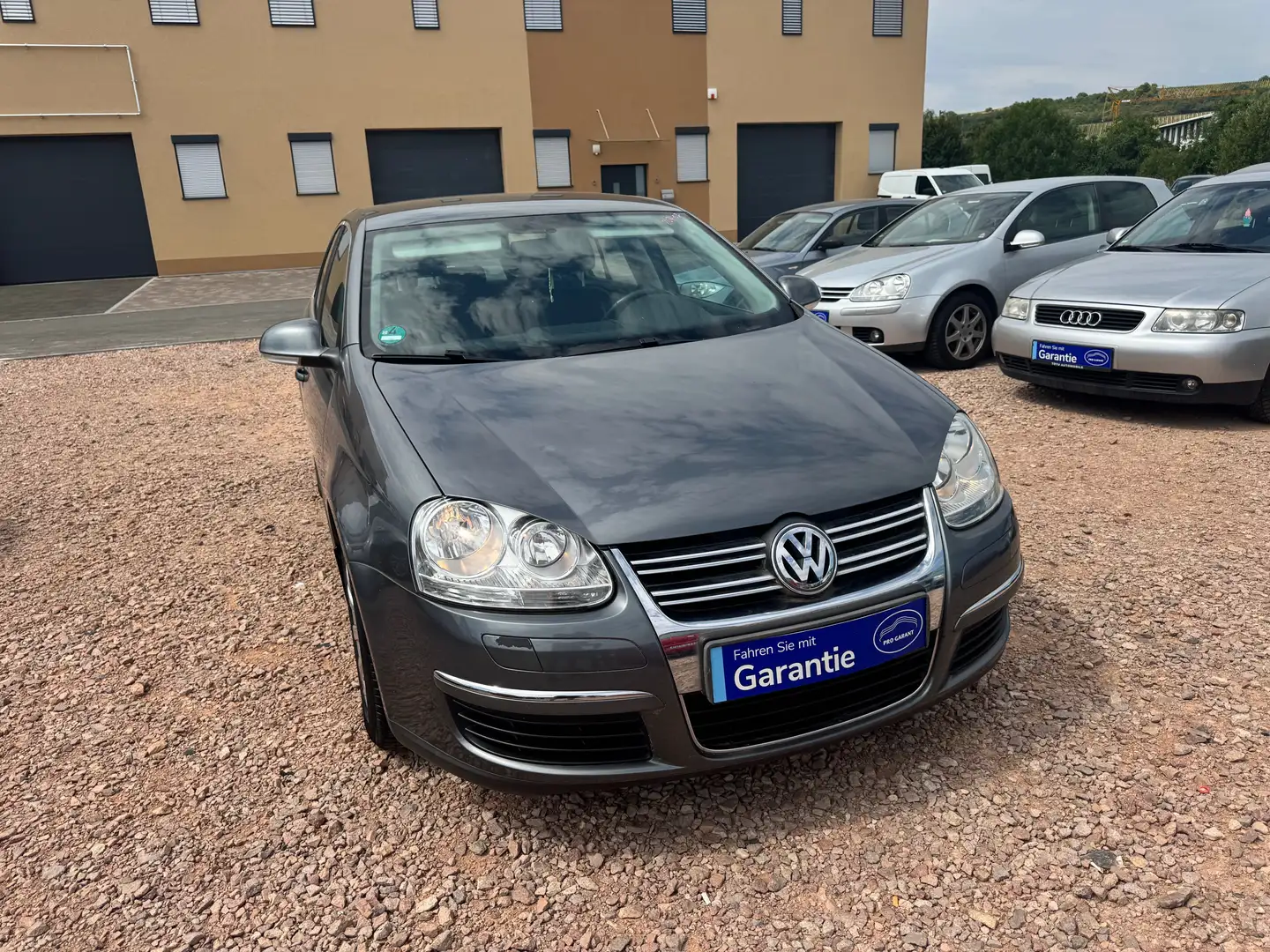 Volkswagen Jetta Comfortline ein Jahr Garantie neu tüv Gris - 1