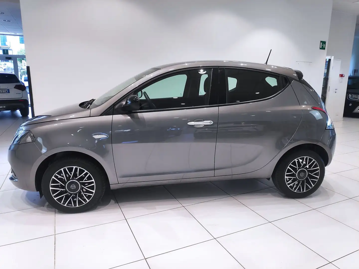 Lancia Ypsilon 1.0 FireFly 5 porte S&S Hybrid Platino*FULL OPTIO Grijs - 2