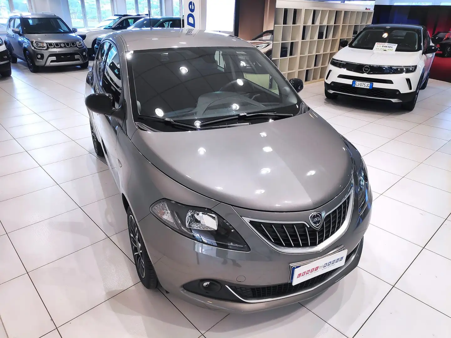 Lancia Ypsilon 1.0 FireFly 5 porte S&S Hybrid Platino*FULL OPTIO Grijs - 1