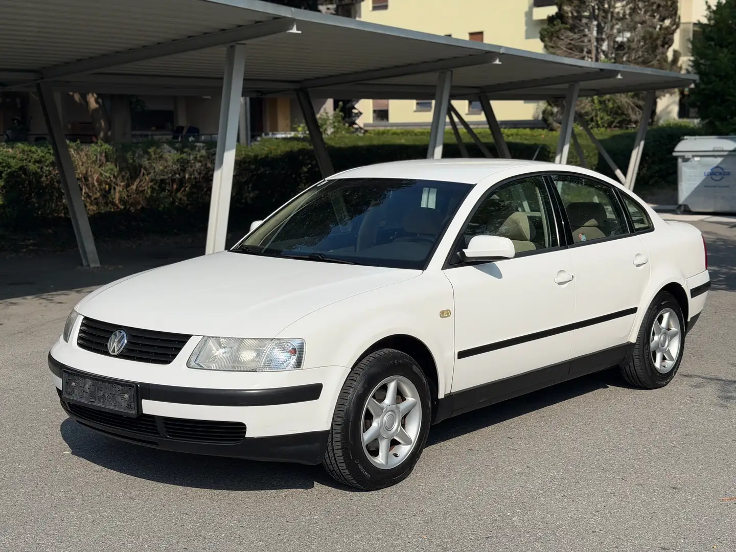 Volkswagen Passat 1.8 AUTOMATIK TÜV NEU wenig Km Weiß - 1