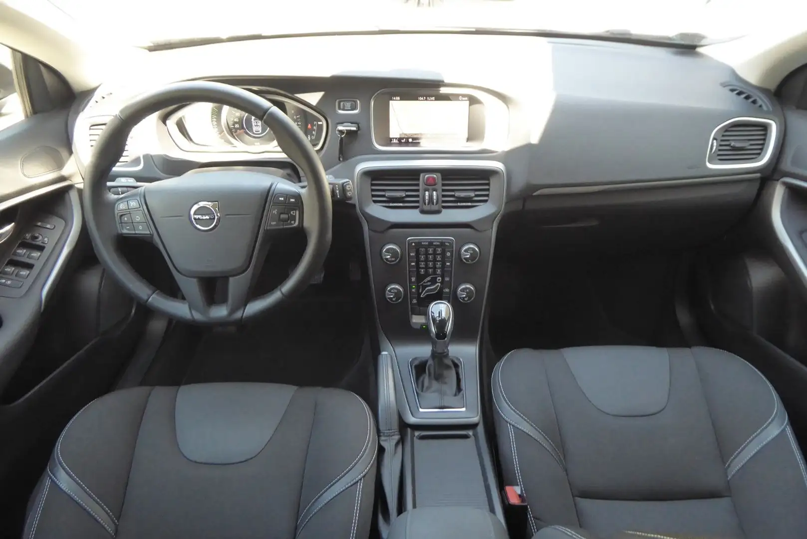 Volvo V40 Kinetic 1.Hand Scheckheft Schwarz - 2