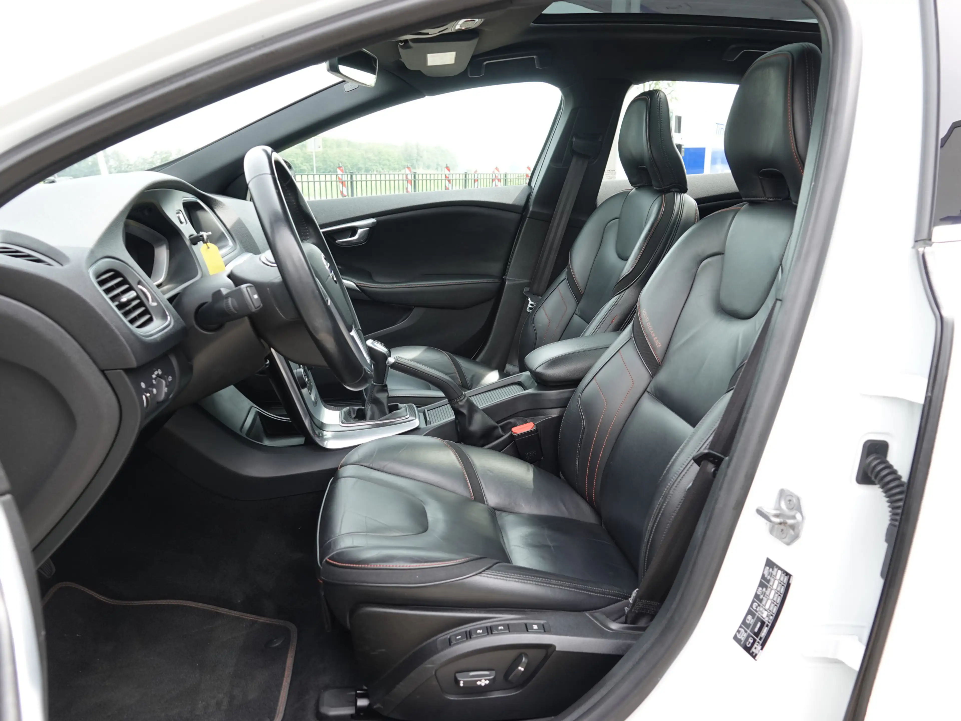 Volvo V40 Cross Country 1.6 T4 180PK Ocean Race PANO | VOL LEER | HK-AUDIO — photo 5