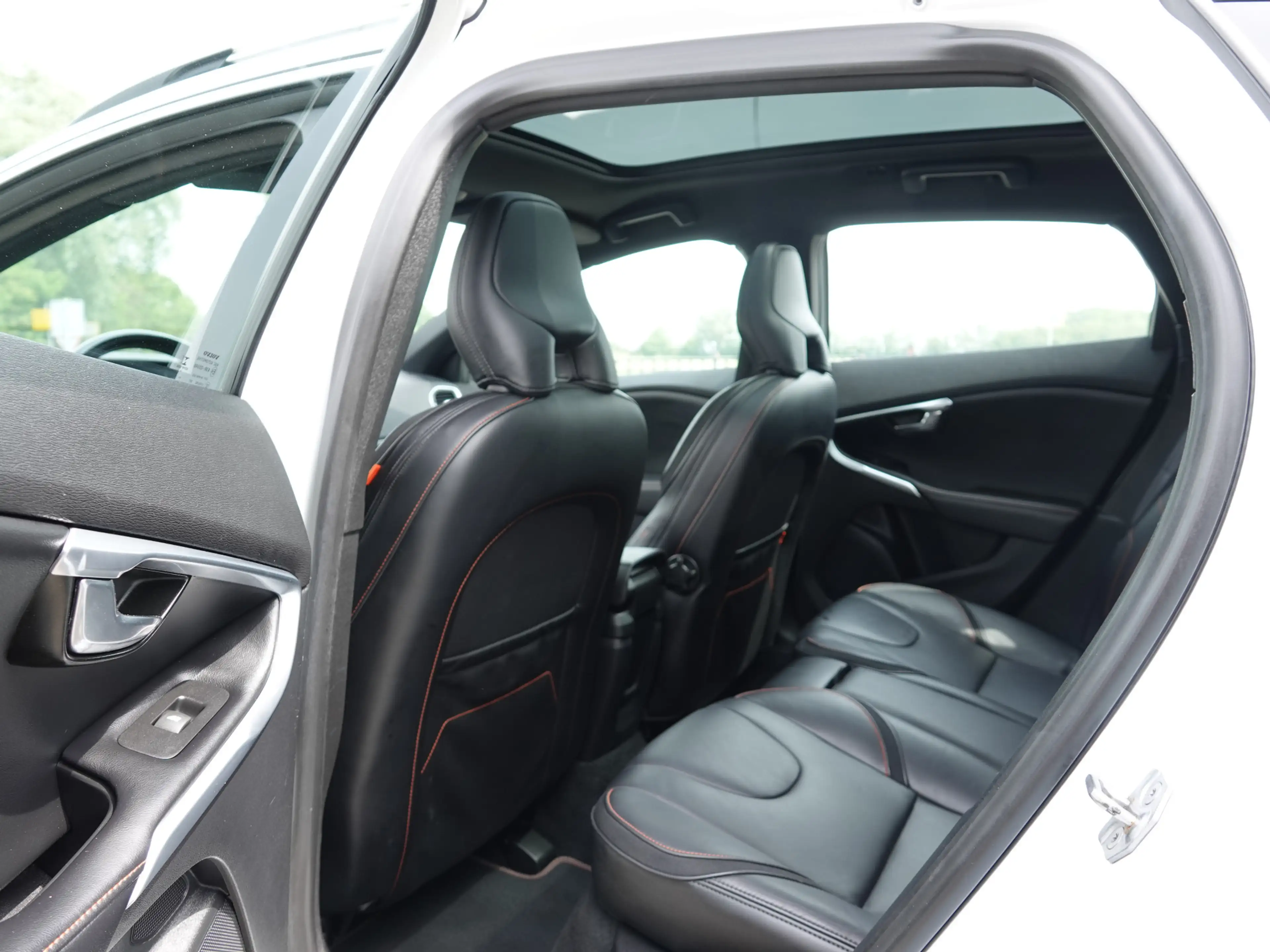 Volvo V40 Cross Country 1.6 T4 180PK Ocean Race PANO | VOL LEER | HK-AUDIO — photo 7