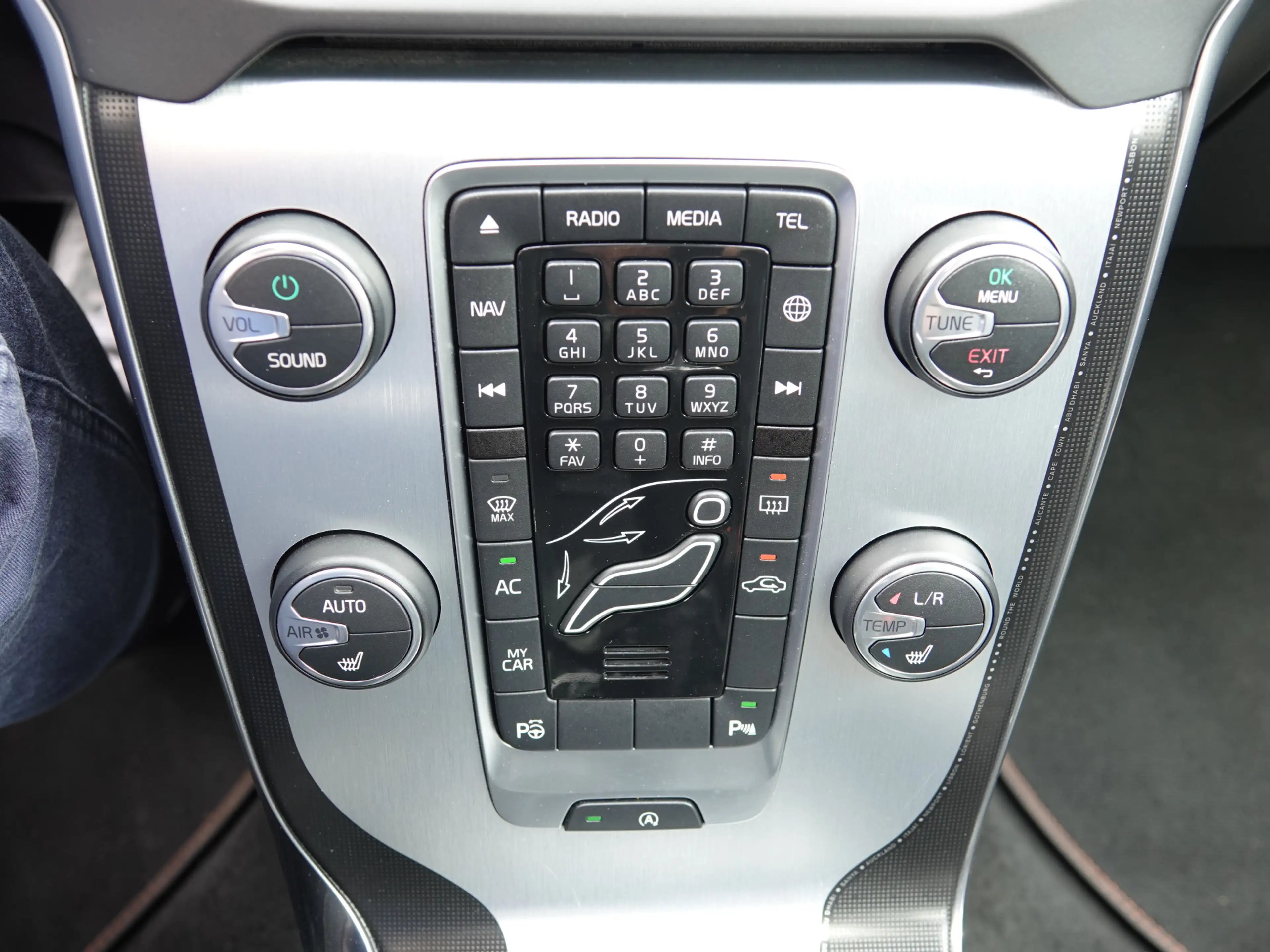 Volvo V40 Cross Country 1.6 T4 180PK Ocean Race PANO | VOL LEER | HK-AUDIO — photo 23
