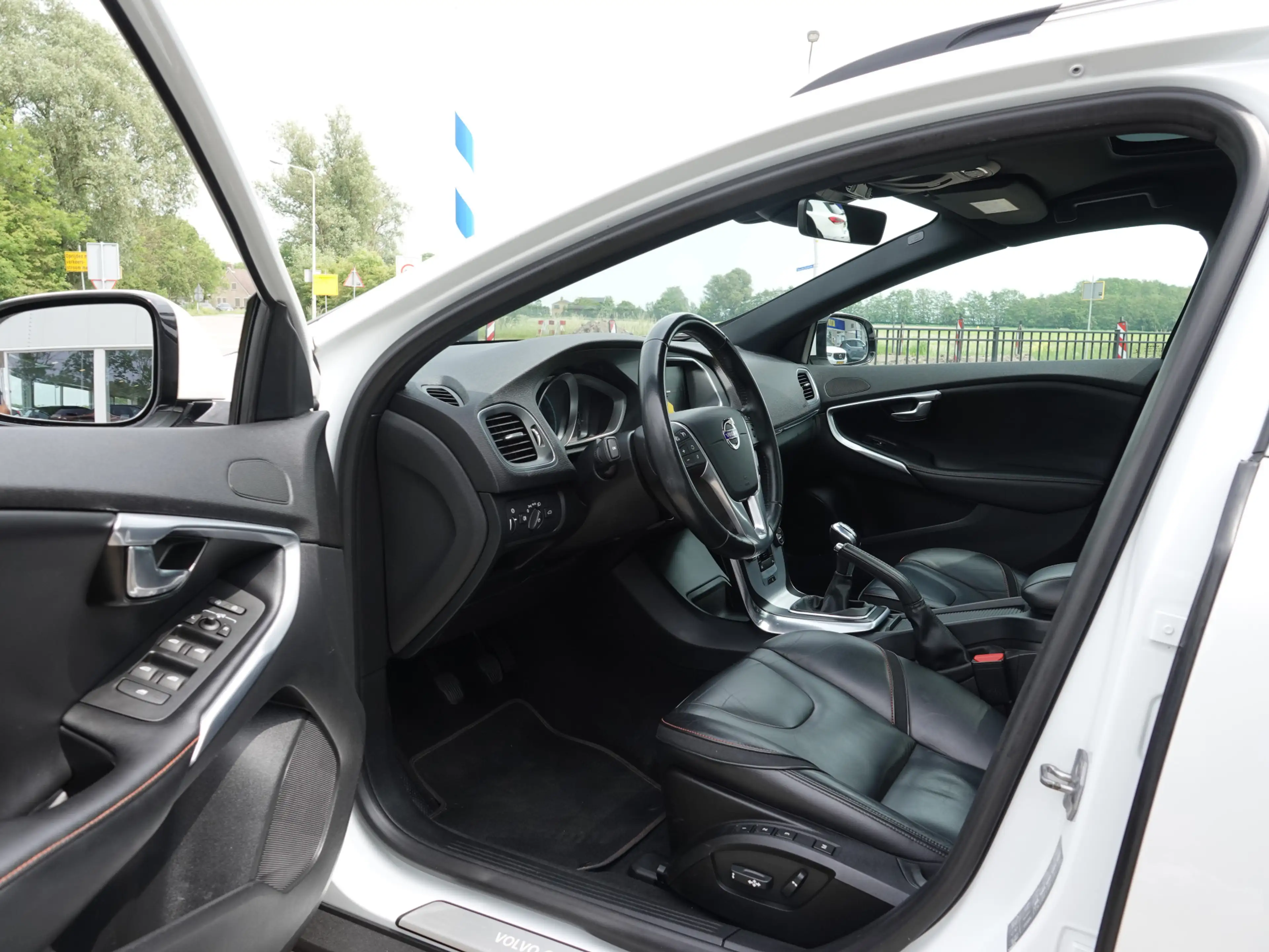 Volvo V40 Cross Country 1.6 T4 180PK Ocean Race PANO | VOL LEER | HK-AUDIO — photo 4