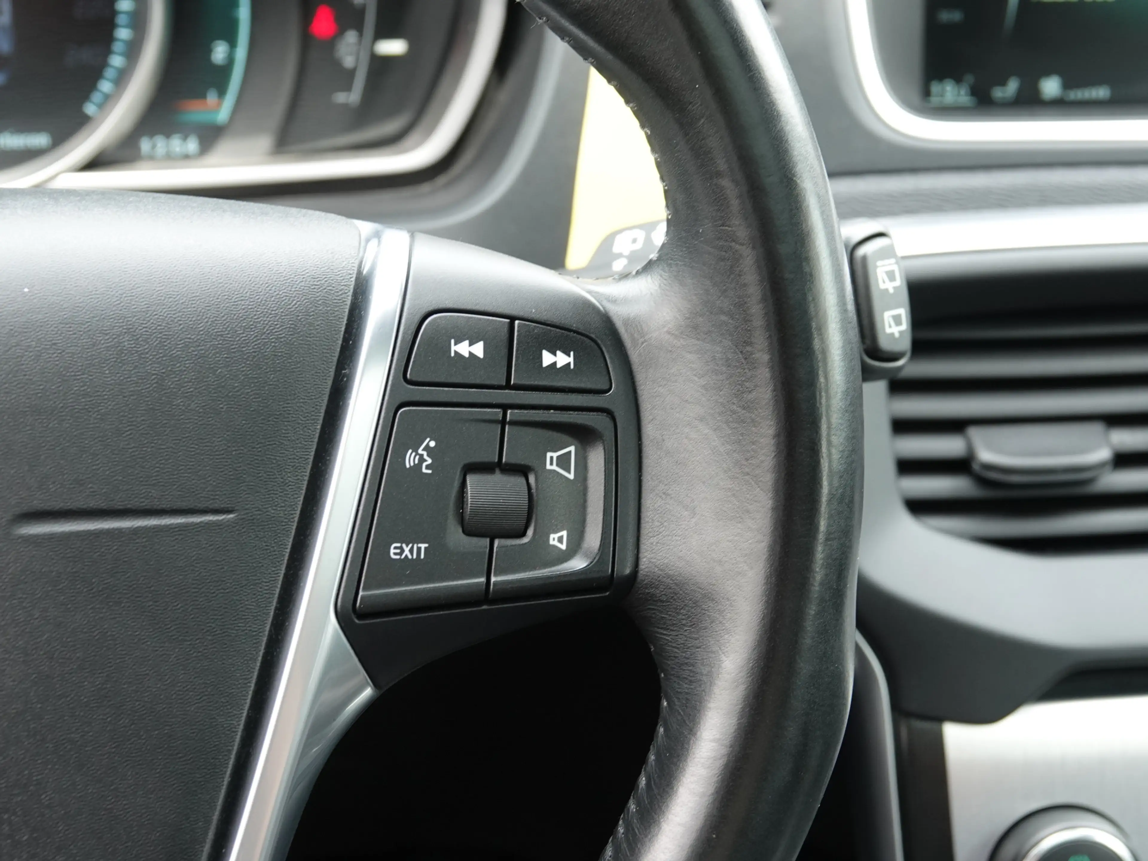 Volvo V40 Cross Country 1.6 T4 180PK Ocean Race PANO | VOL LEER | HK-AUDIO — photo 27