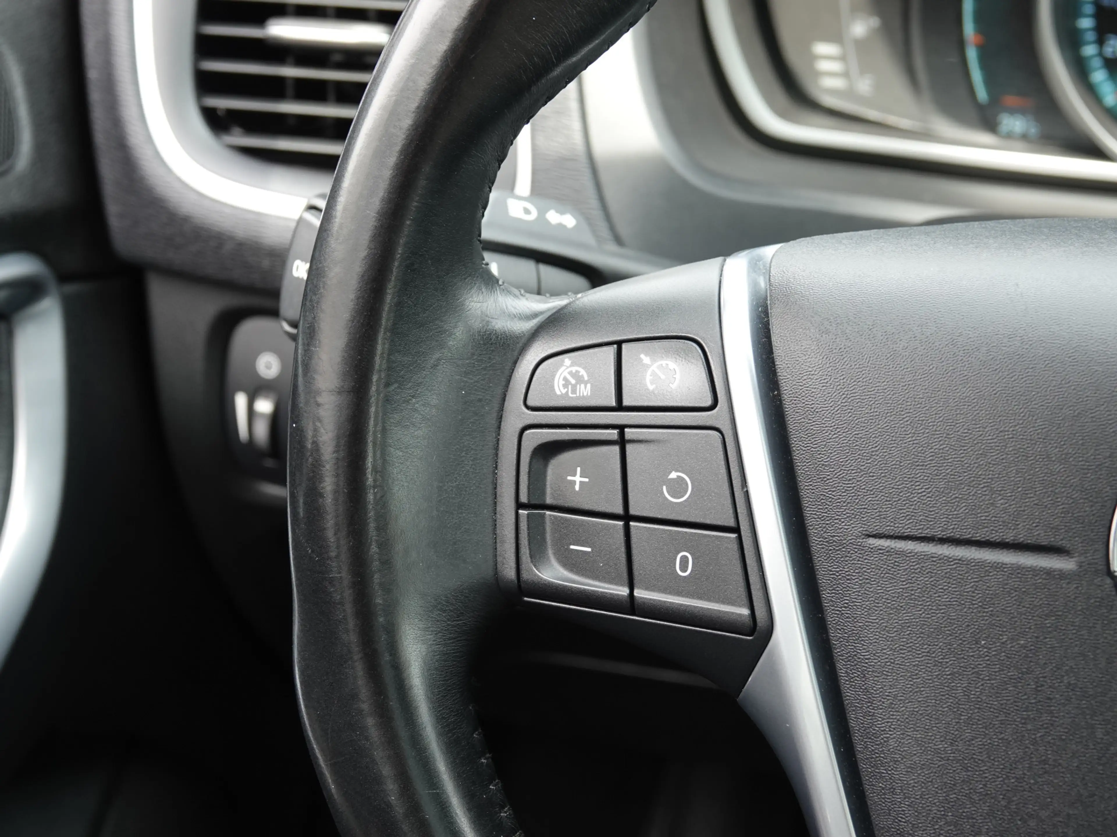 Volvo V40 Cross Country 1.6 T4 180PK Ocean Race PANO | VOL LEER | HK-AUDIO — photo 26