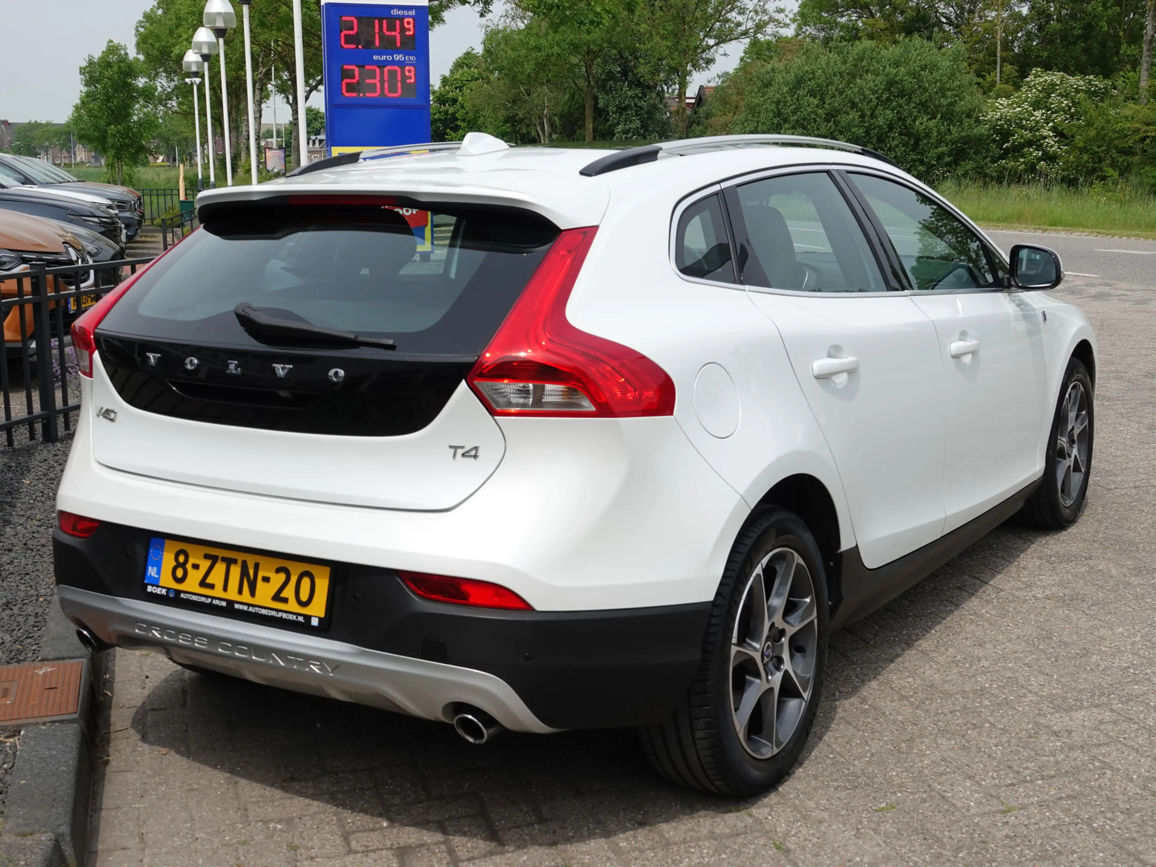 Volvo V40 Cross Country 1.6 T4 180PK Ocean Race PANO | VOL LEER | HK-AUDIO — photo 3