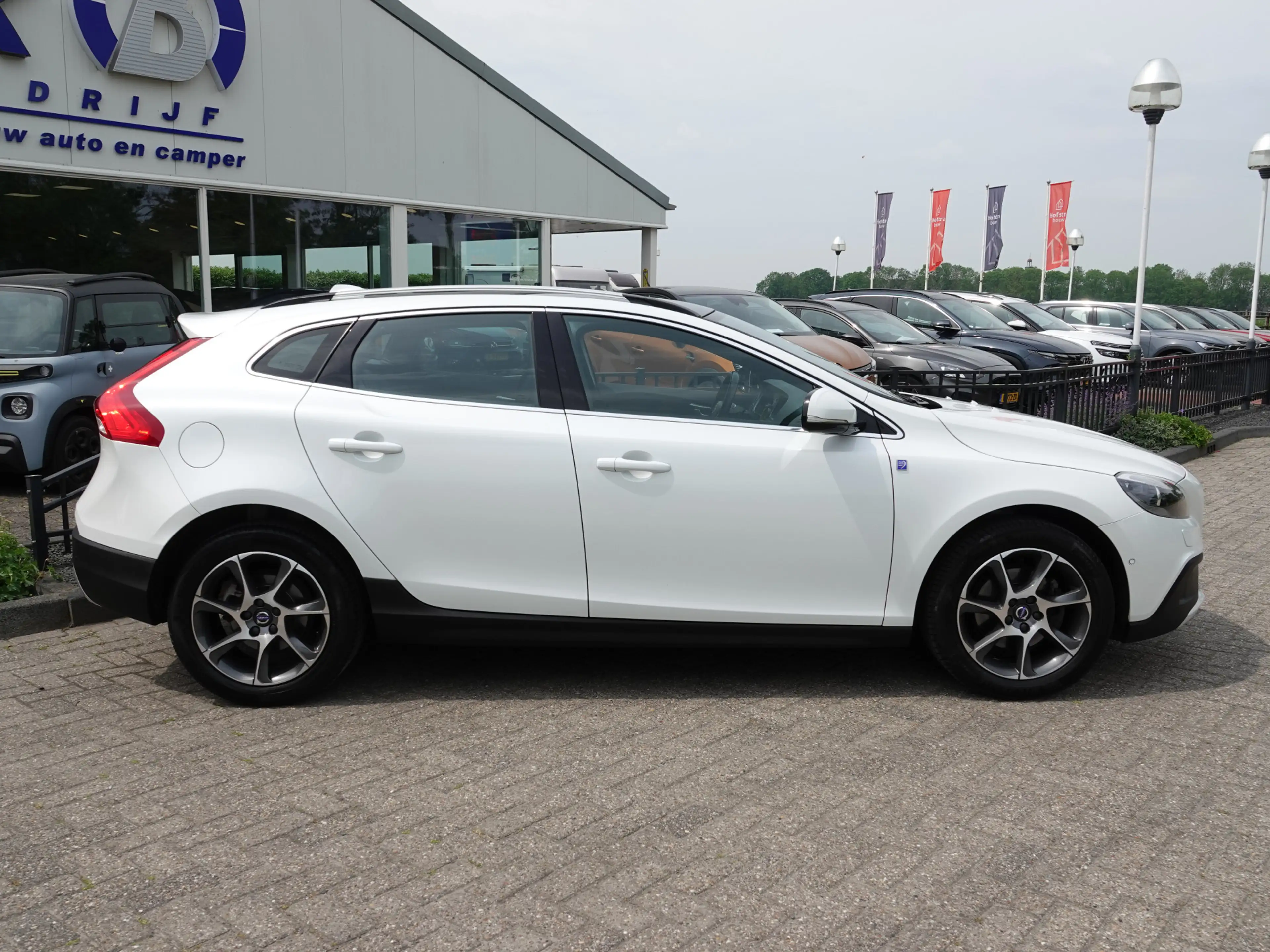 Volvo V40 Cross Country 1.6 T4 180PK Ocean Race PANO | VOL LEER | HK-AUDIO — photo 2