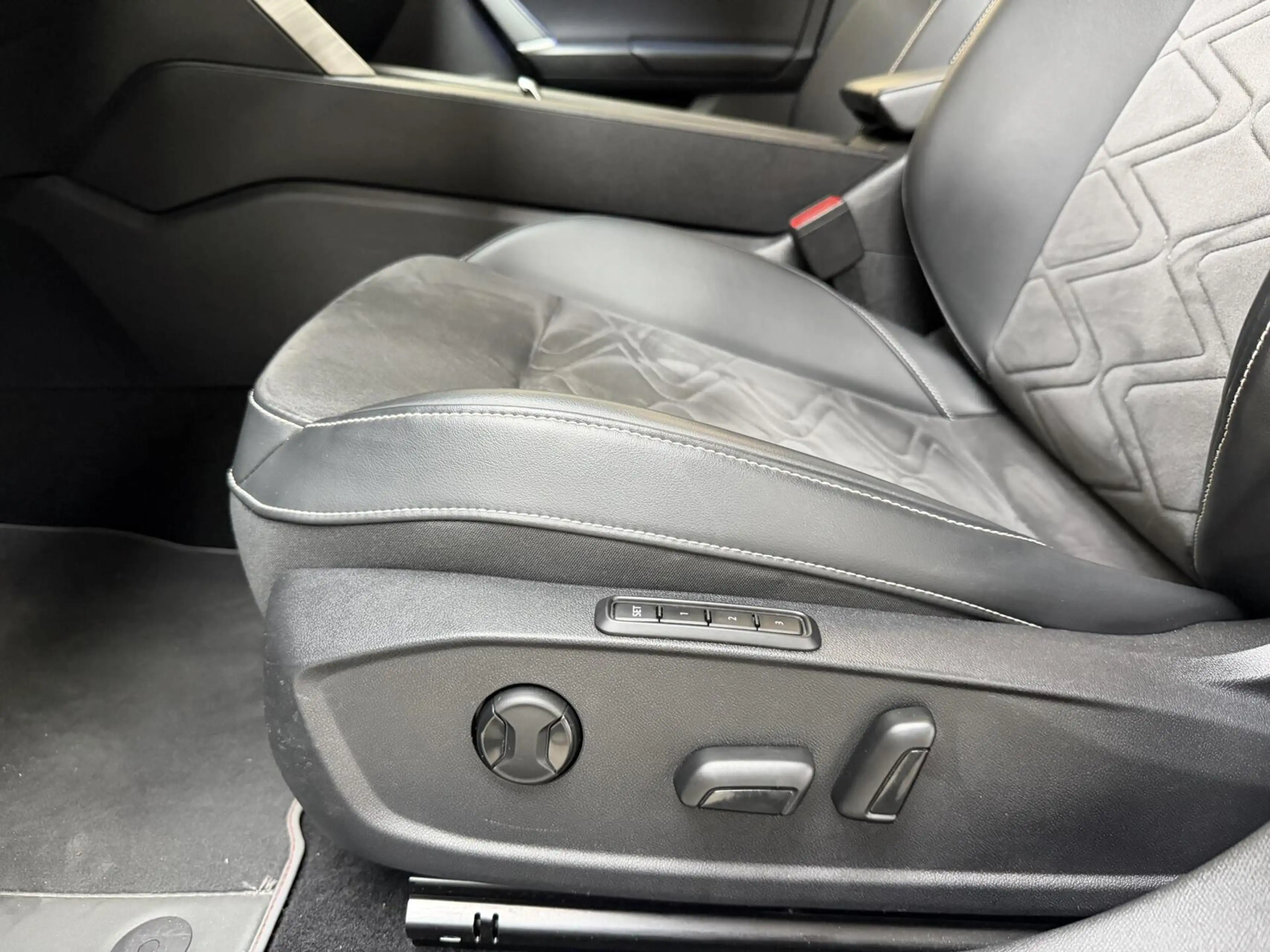 SEAT Leon e-Hybrid Sportstourer 1.4 TSI eHybrid PHEV Xcellence Apple — photo 9