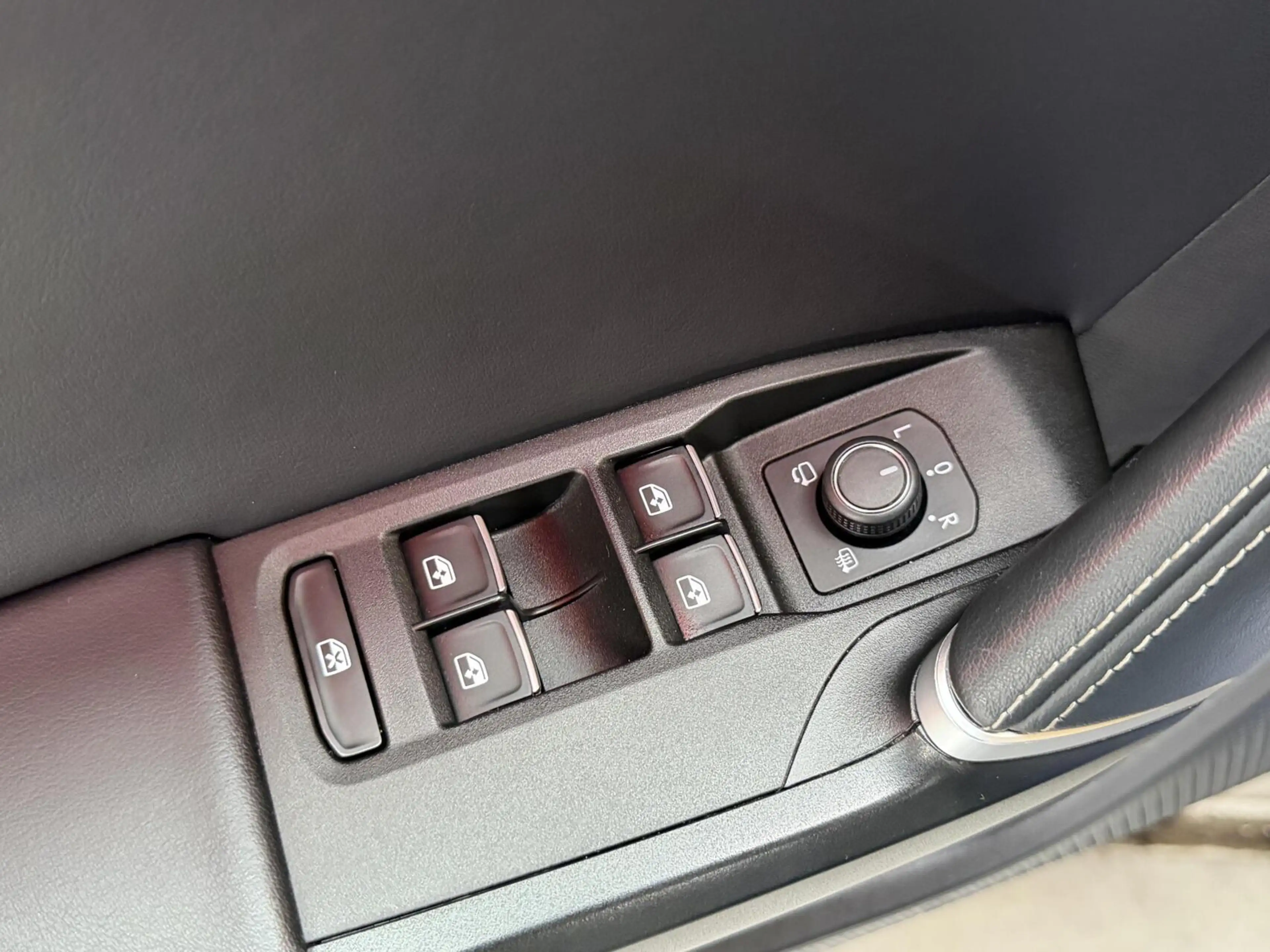SEAT Leon e-Hybrid Sportstourer 1.4 TSI eHybrid PHEV Xcellence Apple — photo 6