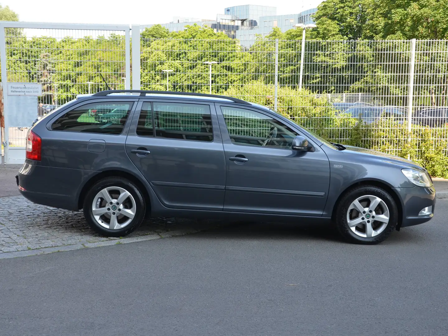 Skoda Octavia Combi 1.8 TSI FAMILY Grau - 2