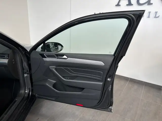 Volkswagen Passat view 9