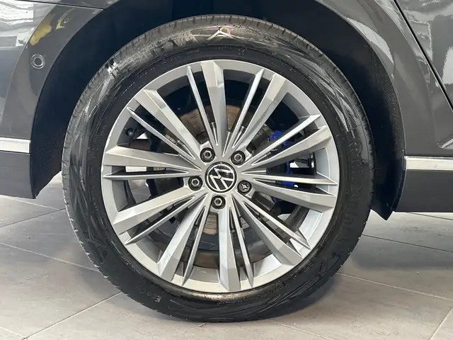 Volkswagen Passat view 3