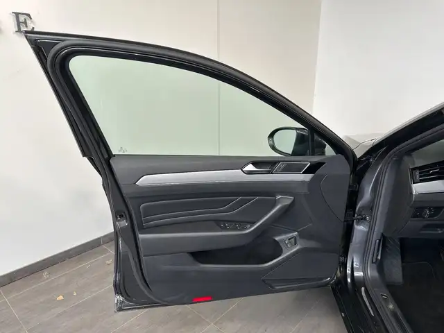 Volkswagen Passat view 8