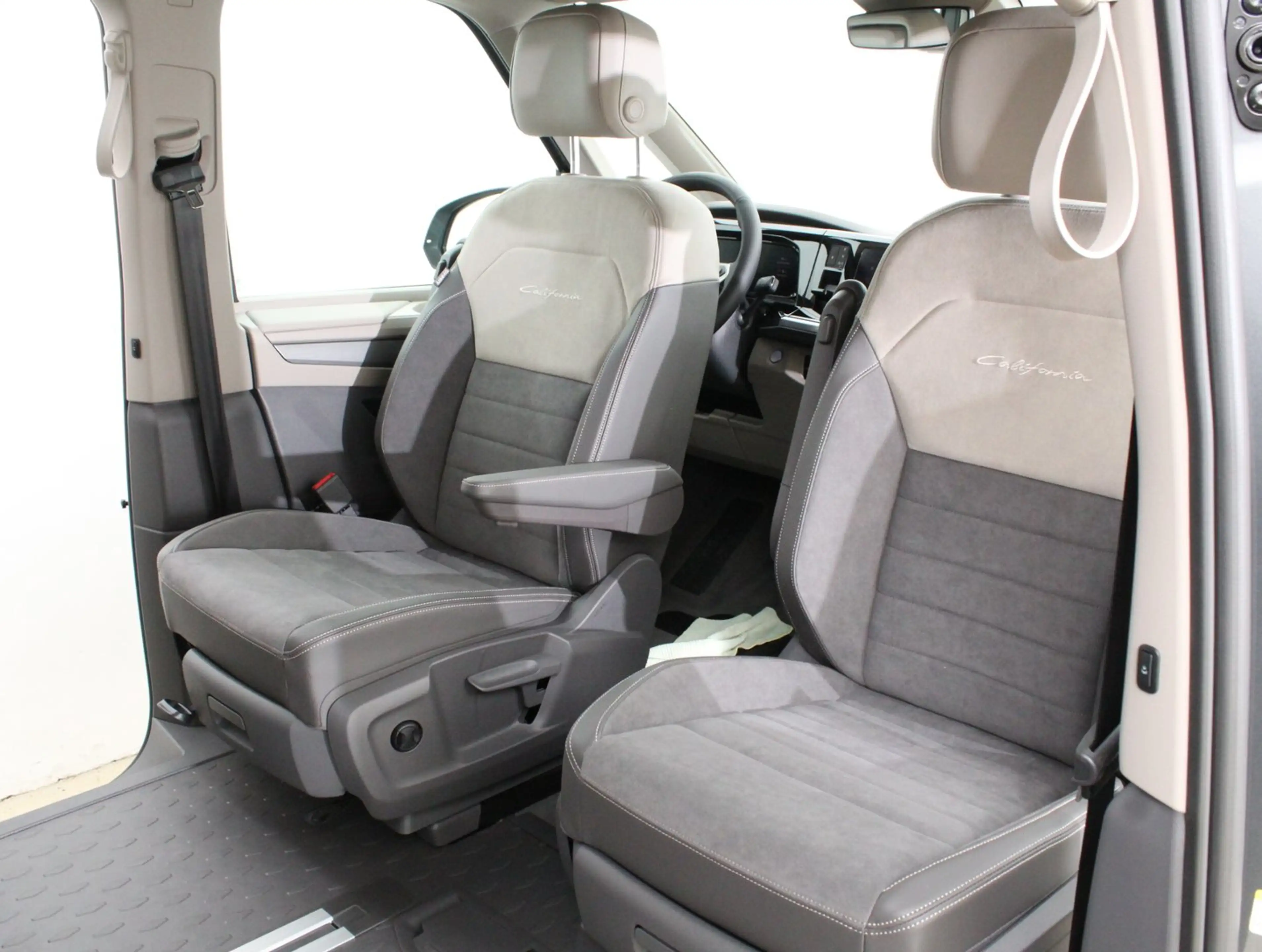 Volkswagen T7 California VW T7 California Ocean eHybrid 180 kW 4M — photo 6