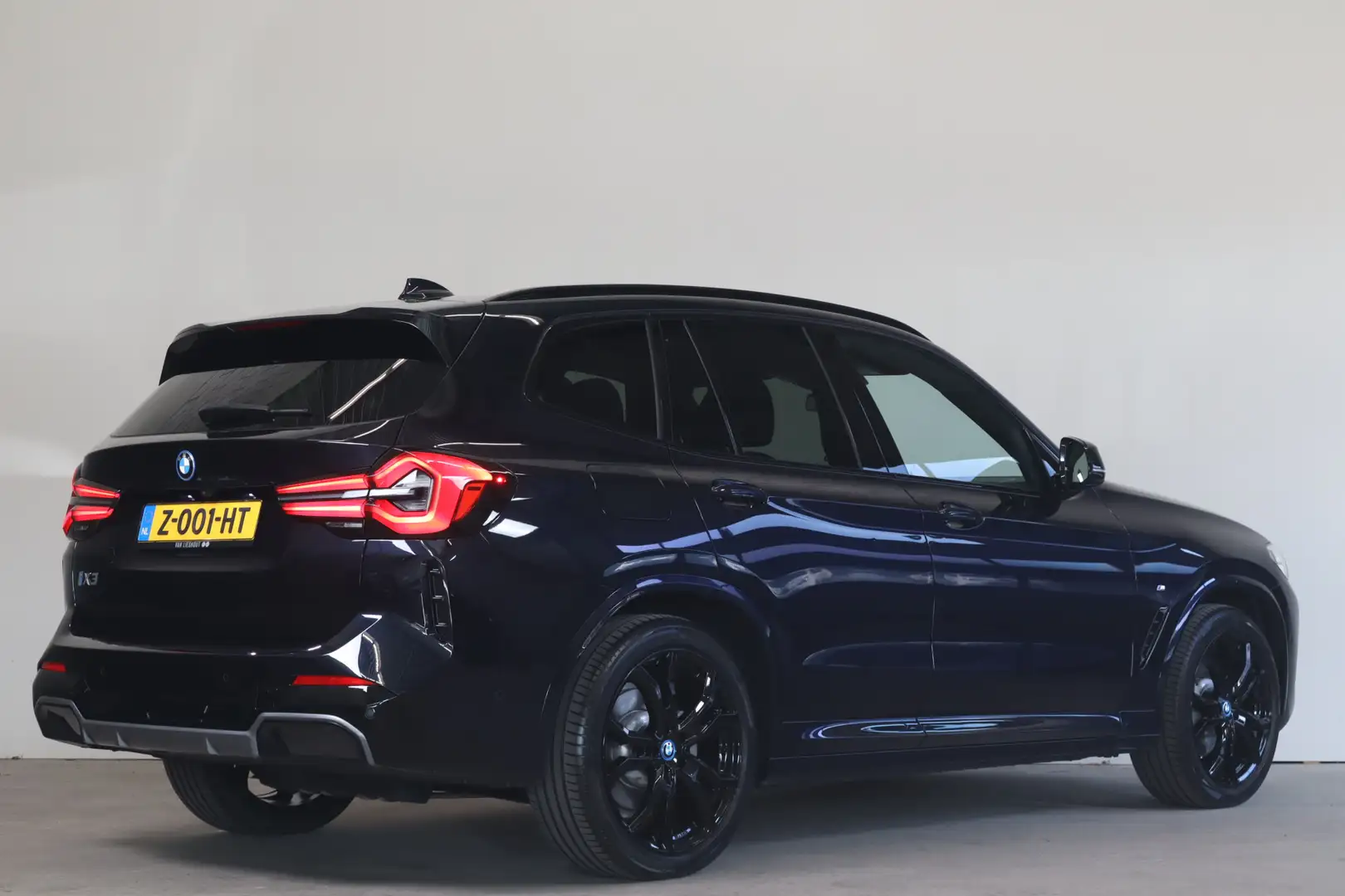 BMW iX3 Executive 80 kWh NL-Auto!! Pano-Dak I Leder I Elek Noir - 2