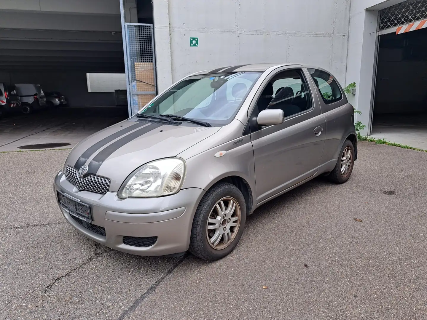 Toyota Yaris 1.0 Sol Grau - 1
