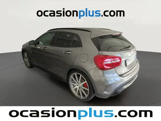 Mercedes-Benz GLA view 3