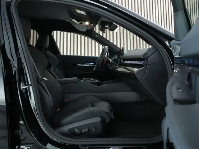 BMW M5 view 4