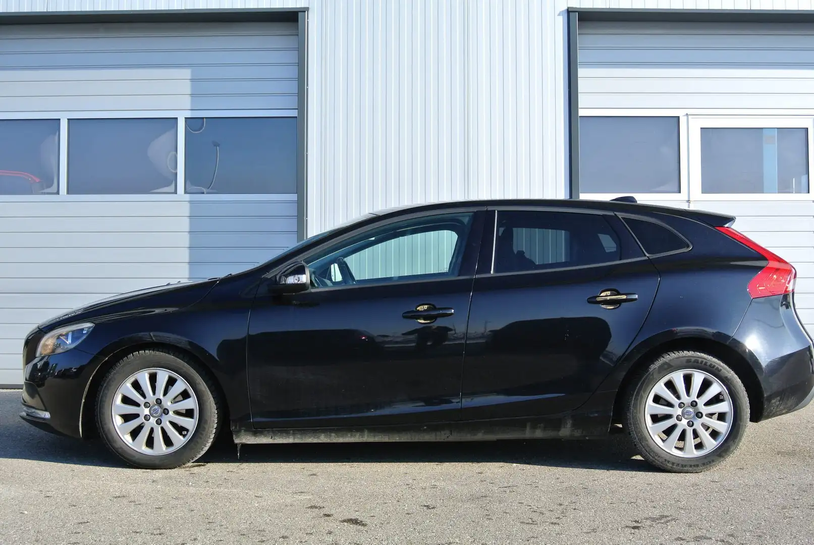 Volvo V40 1.6 D Kinetic Schwarz - 2