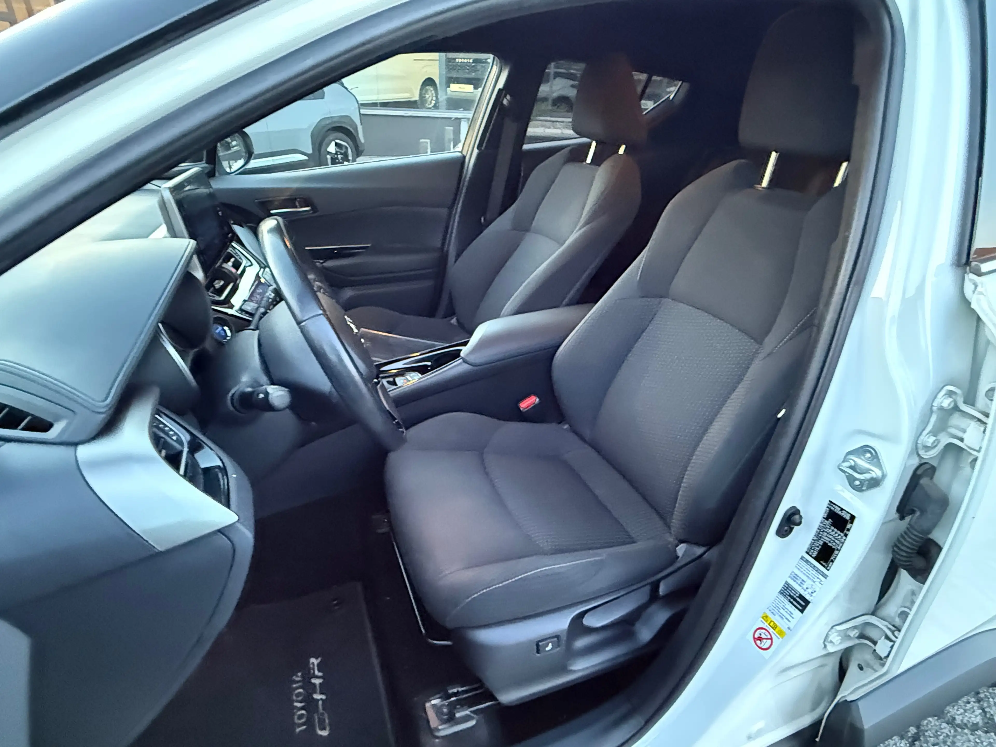 Toyota C-HR — photo 11