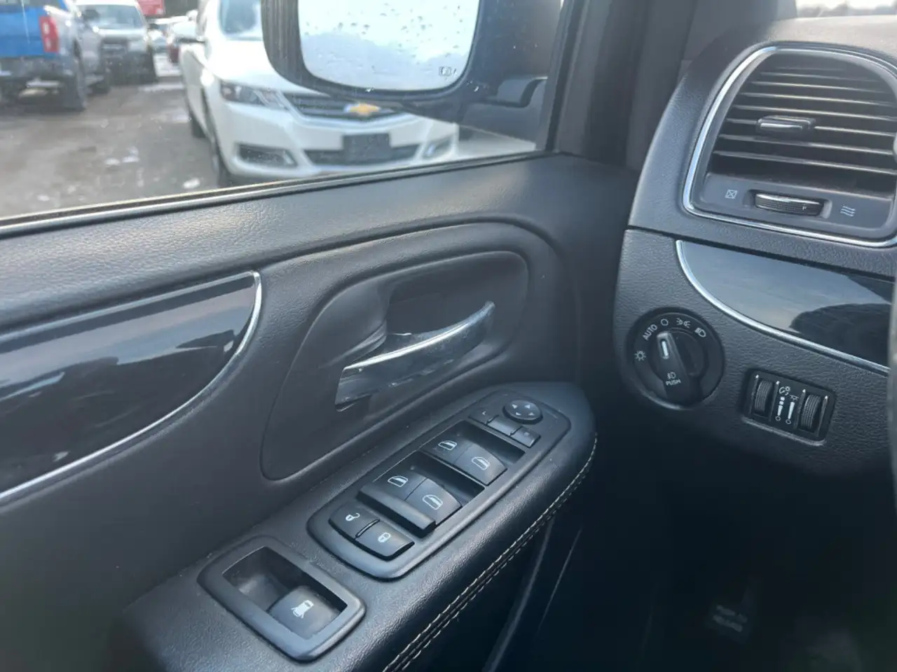 Chrysler Town & Country снимка Chrysler Town & Country