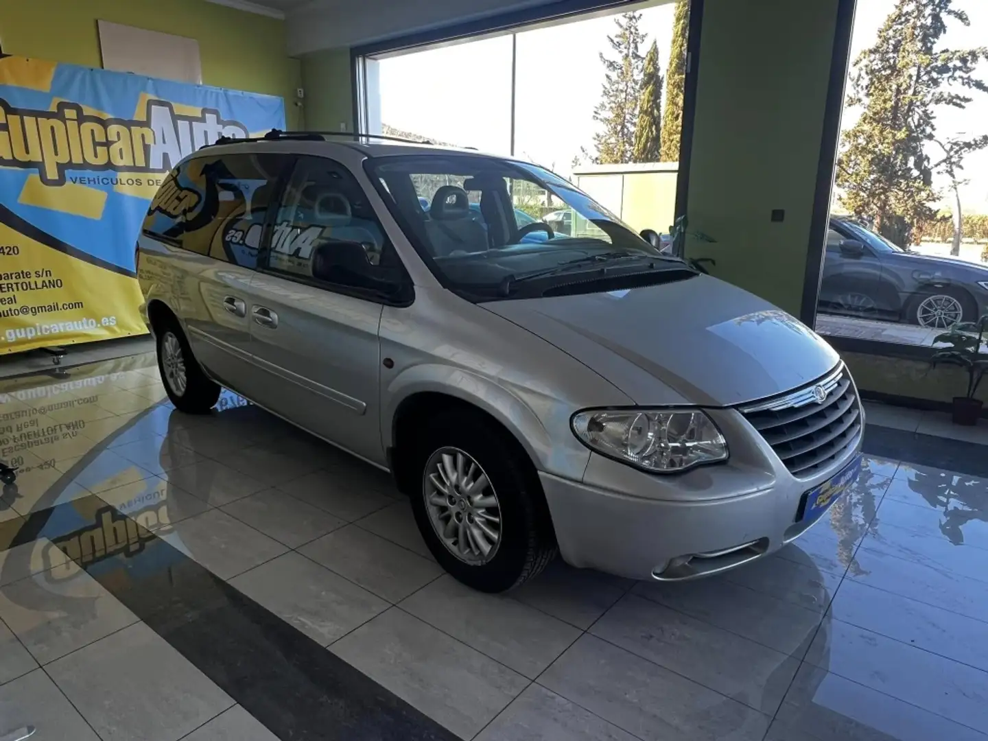 Chrysler Voyager 2.8CRD LX Aut. Gris - 2