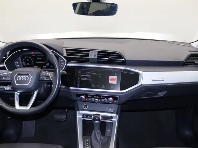 Audi Q3 view 10