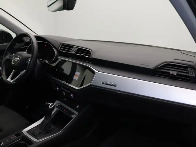 Audi Q3 view 9