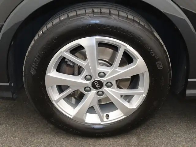 Audi Q3 view 18