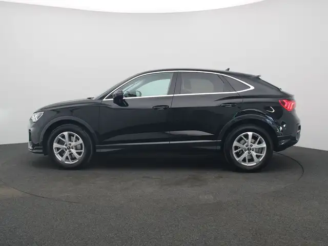 Audi Q3 view 4